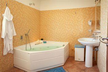Motta Residence Hotel Motta Sant' Anastasia Bagian luar foto